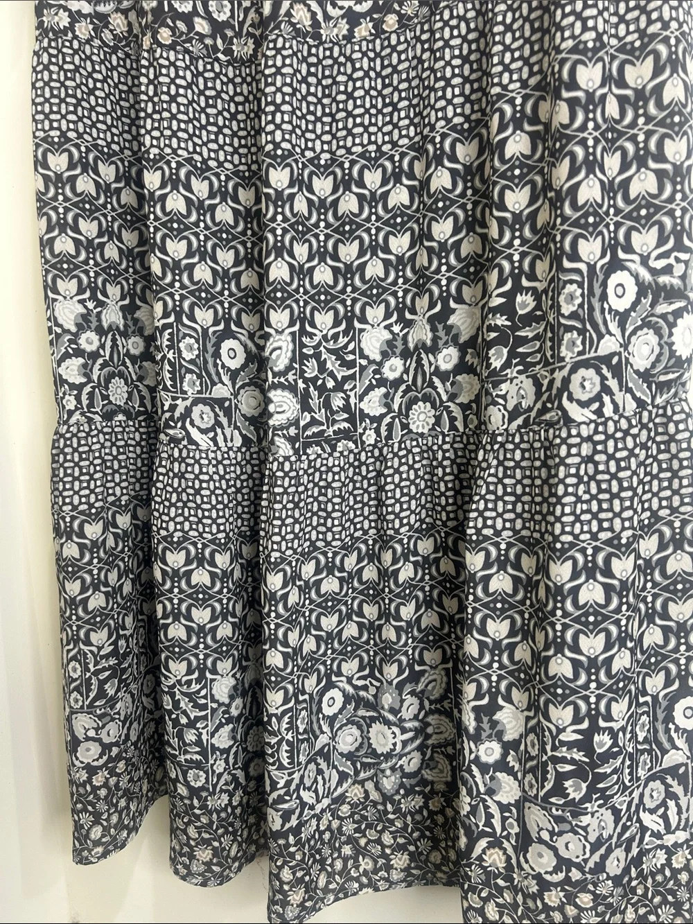 J. McLaughlin Dress Women's Medium Grey Floral Hortense Tiered Midi Resort